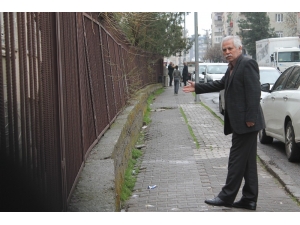 Asfalt Çalışmaları Sonrası Yükü Taşıyamayan İstinat Duvarı Tehlike Saçıyor