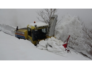 Kar Kalınlığının 2-3 Metreyi Bulduğu Yolda Ekipler Güçlükle İlerliyor