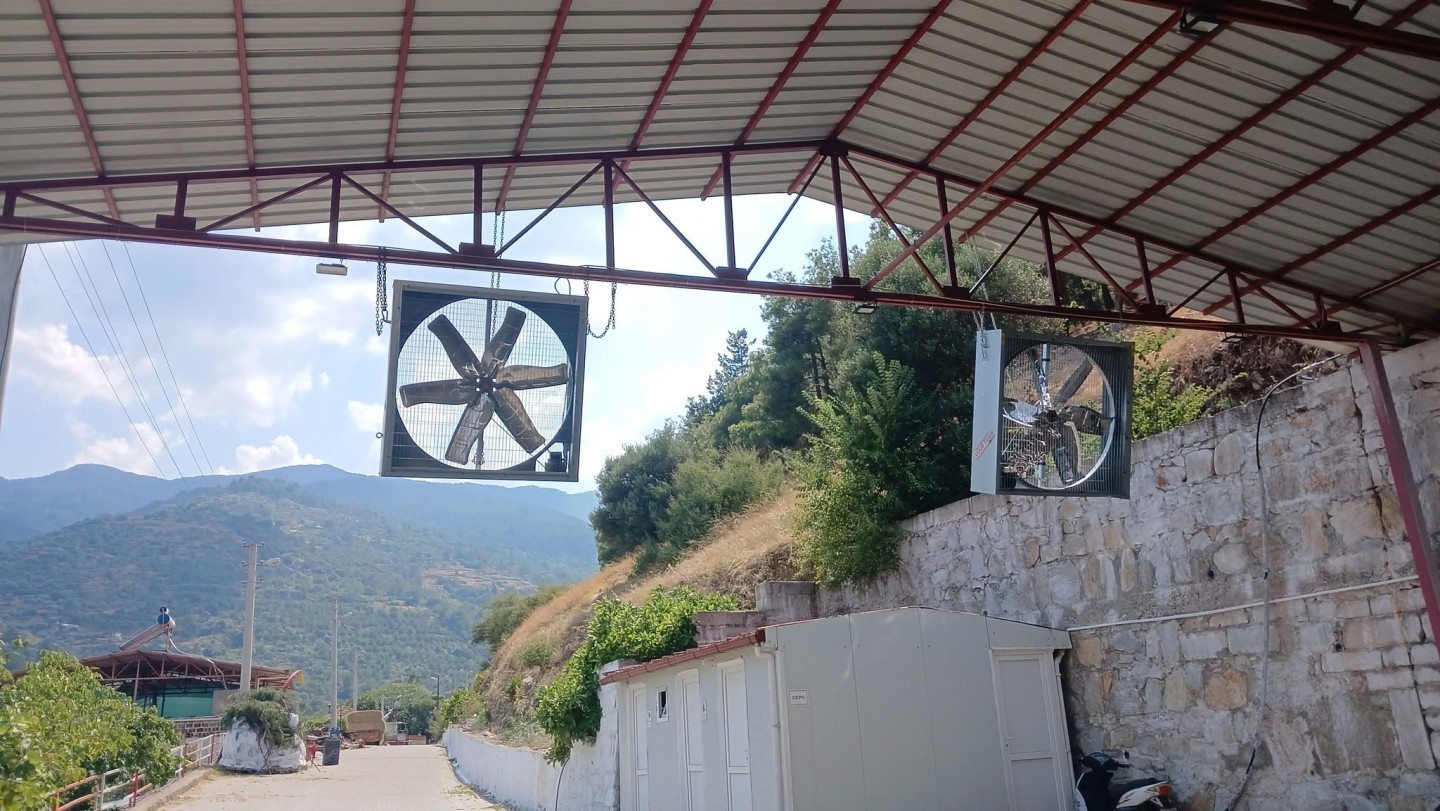 bozdogan-da-cemiyet-alanlarina-serinletici-fan-takiliyor