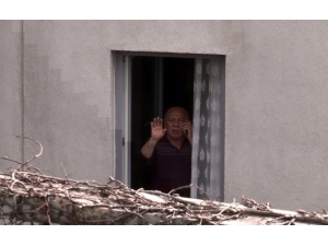 Florya Beşyol Kız Öğrenci Yurdu’nda Karantinadaki Vatandaşlar Yakınlarına El Salladı