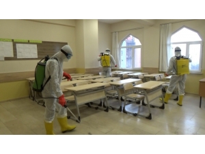 Muşta Okullar Korona Virüsü Tehdidine Karşı Dezenfekte Ediliyor