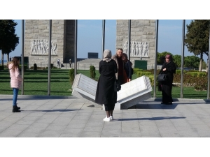 Tören İptaline Rağmen 18 Mart’ta Şehitler Abidesi’ni Yalnız Bırakmadılar