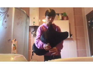 İptal Olan Gösterisini Evinin Banyosunda Sergiledi