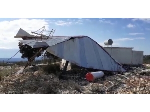 Mersin’de Fırtına Cami Çatısını Uçurdu