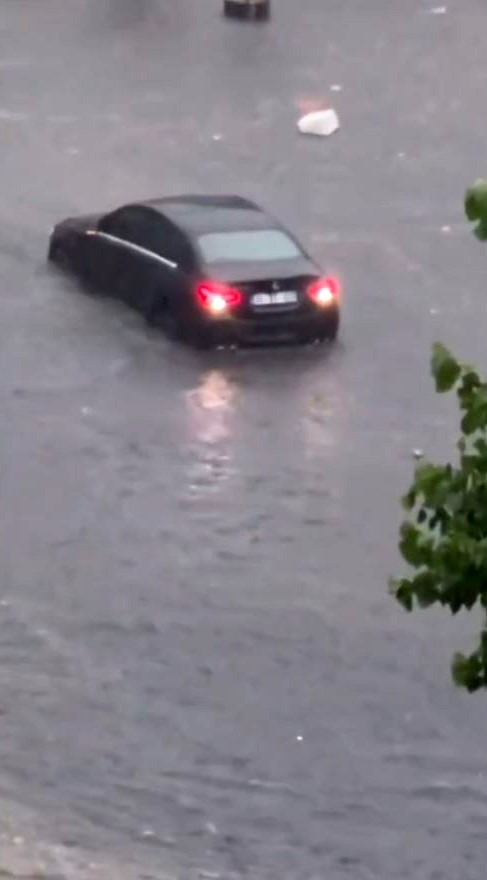 avrupa-yakasinda-saganak-etkili-oldu-yollar-gole-dondu-araclar-suda-ilerleyemedi