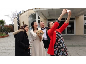 Korona Virüsü Korkusuyla Nikahı Camın Arkasından İzlediler