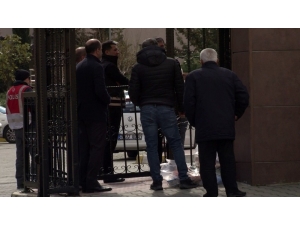 Karantinadaki Tanıdıkları İçin Yurtlara Erzak Getiriyorlar