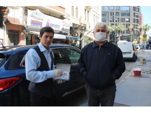 Fırsatçılara İnat Bedava Maske Dağıtıyor