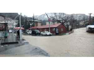 Çukurca’da Etkili Olan Sağanak Sele Dönüştü