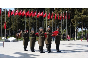 Şehitler Abidesi’nde Sade Tören