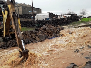 Viranşehir’de Sağanak Yağmur Sele Dönüştü