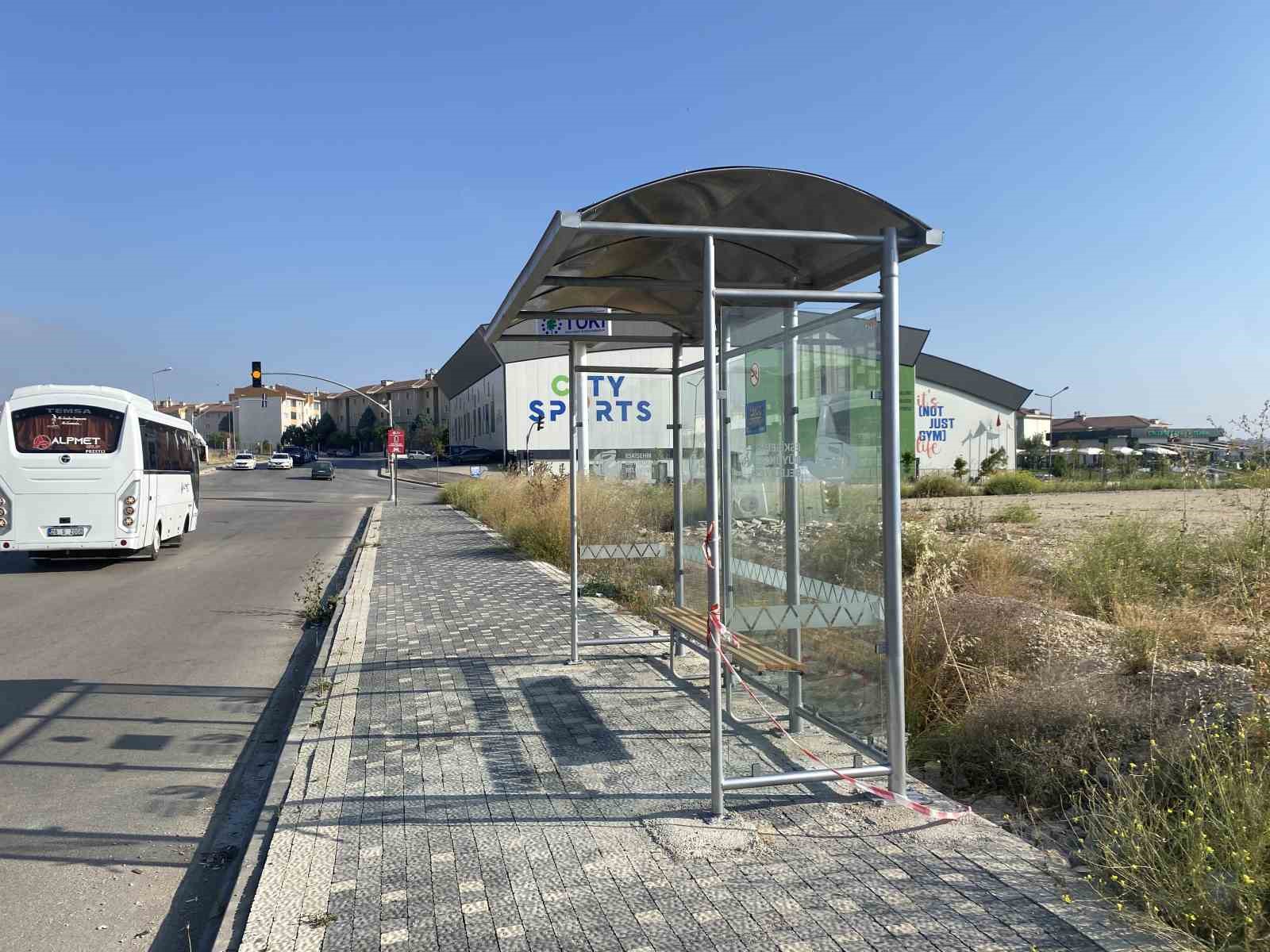 vatandaslarin-tepkisi-sayesinde-bank-gitti-yerine-otobus-duragi-geldi