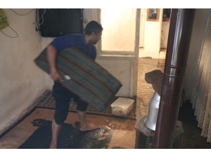 Şiddetli Yağış Nedeniyle Evini Su Bastı
