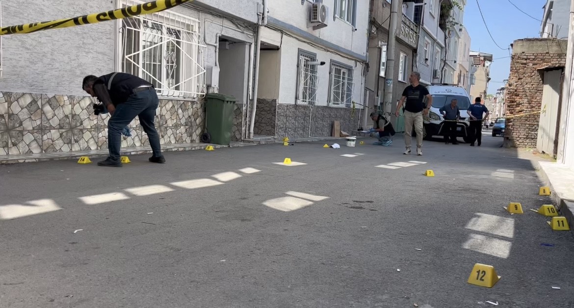 bursa-da-sokak-ortasinda-kursun-yagmuruna-tutulan-sahis-agir-yaralandi