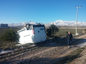 Antalya’da Kamyonet Tarlaya Uçtu: 2 Yaralı