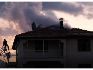 Binanın Bacasında Çıkan Yangın Korkuttu