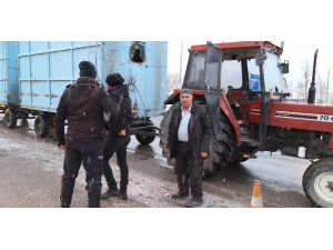 3 Römorkla Karayolunda Tersten Giden Traktör Sürücüsünden İlginç Savunma