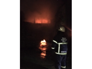 Metruk Binada Çıkan Yangın Korkuttu