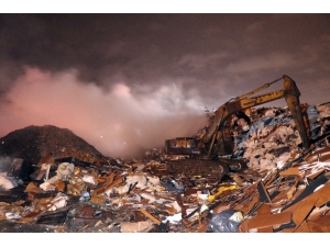 Birçok Kez Alevlere Teslim Olan Geri Dönüşüm Fabrikasında Tekrar Yangın Çıktı