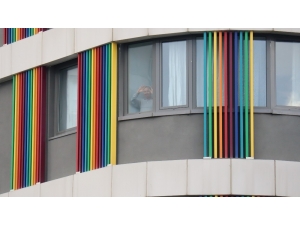 Karantina Altında 2’nci Gün, Kameralara El Sallayarak Selam Verdi