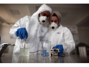 Bu Öğrenciler Tatile Rağmen Gece Gündüz Okulda