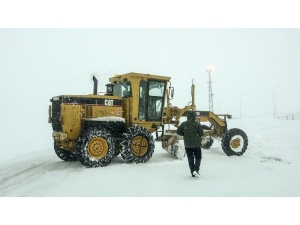 Sahara Geçidinde Ulaşıma Kar Ve Tipi Engeli