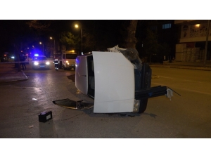 Ağaca Çarpan Otomobil Yan Yattı, Sürücüsü İse Yaralı Halde Kaçtı