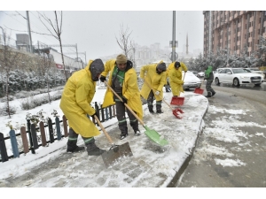 Mamak’ta Karla Mücadele Ekipleri İş Başında