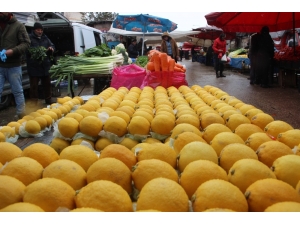 Marketlerdeki Kalabalık Pazara Yansımadı, Meyve Fiyatları Yarı Yarıya Düştü