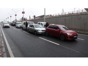 Yağışlı Hava Zincirleme Kazaya Neden Oldu, Sürücüleri Emniyet Kemeri Kurtardı