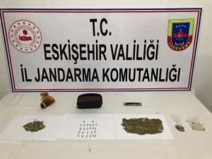 Uyuşturucu Madde Ticareti Yapmak Ve Bulundurmak Suçlarından 2 Kişi Yakalandı