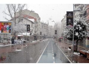 Bolu Yağan Karla Beyaza Büründü