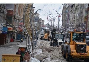 Hakkari’de Kamyonlarla Kar Taşınıyor