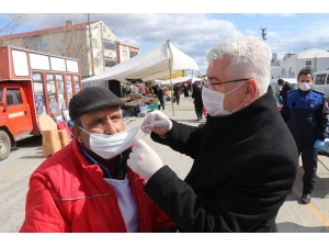 Belediye Başkanı Vatandaşa Maske, Eldiven Ve Dezenfektan Dağıttı