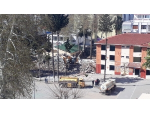 Antalya’da Depreme Dayanıksız Okullarda Yıkım Çalışması Başladı