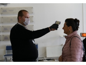 Belediyeye Gelen Herkesin Ateşi Ölçülüyor