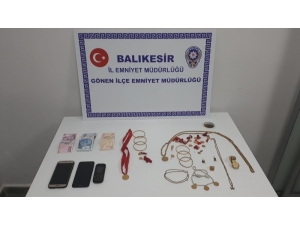 Çalınan Altınları Teslim Edilen Kadın Polise Dualar Etti