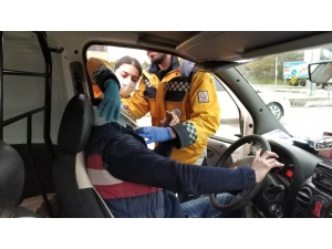 Kırmızı Işıkta Bekleyen Araca Çarpan Sürücü Ölümden Döndü