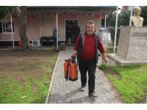 Muhtar Mahallesini Dezenfekte Ediyor