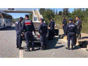 Kazaya Karışan Otomobili İnceleyen Jandarma Uyuşturucu Buldu