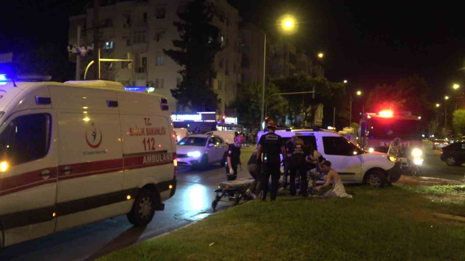 antalya-da-iki-hafif-ticari-arac-kavsakta-carpisti-3-yarali