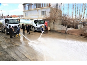 Tuşba Belediyesi Yolları Sabunlu Suyla Dezenfekte Ediyor