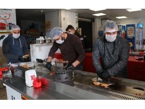 Adanalı Esnaf Maske, Eldiven Ve Boneyle Çalışıyor
