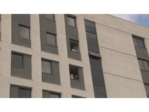 İzole Altındaki Yakınlarını Camdan Görmek İçin Kilometrelerce Yol Geldiler