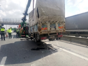 Tem’de Kamyonet Devrildi, Trafik Kilitlendi