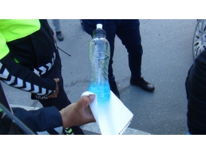 Kaza Yaptıkları Hurdaya Dönen Otomobili Bırakıp Olay Yerinden Kaçtılar