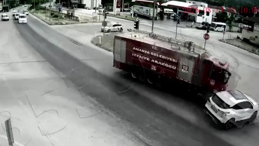 amasya-da-yangina-giden-itfaiye-araci-otomobile-carpti