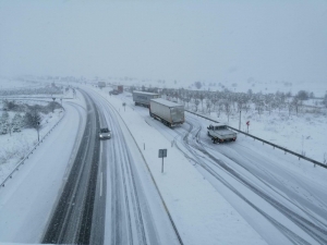 Kar Yağışı Tırları Yolda Bıraktı