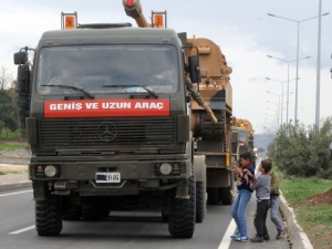 Askerlerden Selam Duran Çocuklara Meyve Suyu