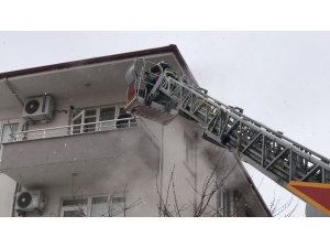 Yangında Mahsur Kalan 7 Kişiyi İtfaiye Ekipleri Kurtardı